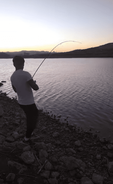 Pesca de orilla al amanecer en Presa el Rejon en Chihuahua Chihuahua Mexico 01