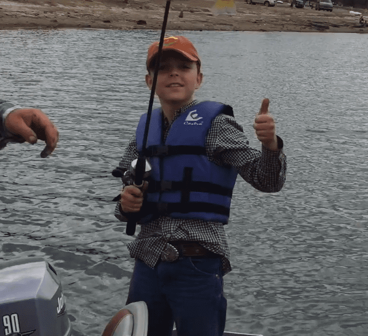 niño pescando en Presa Junta de los Arroyos Ignacio Zaragoza Chihuahua