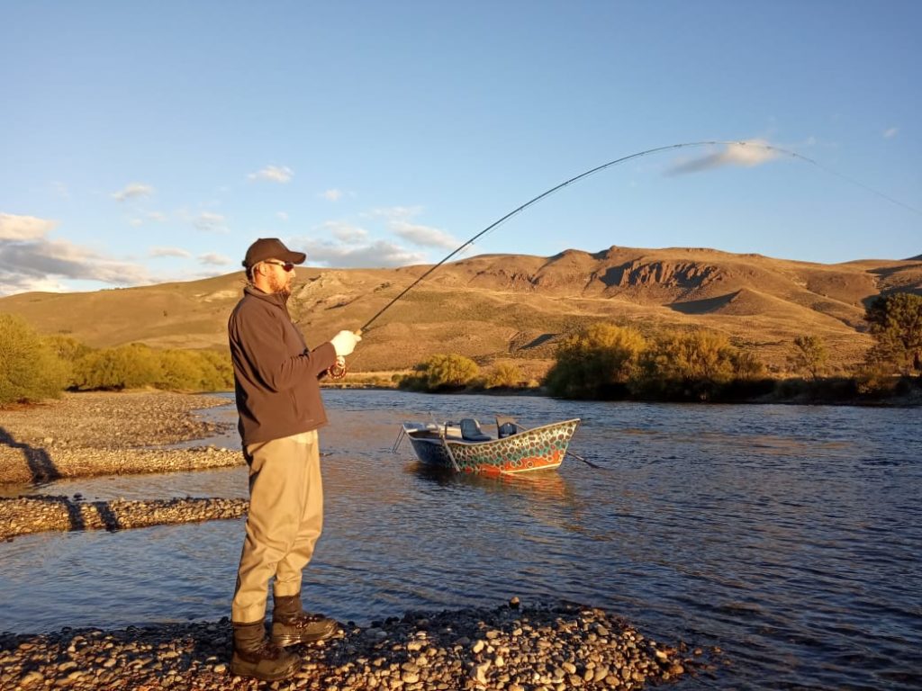 Angler in Rio Limay Argentina