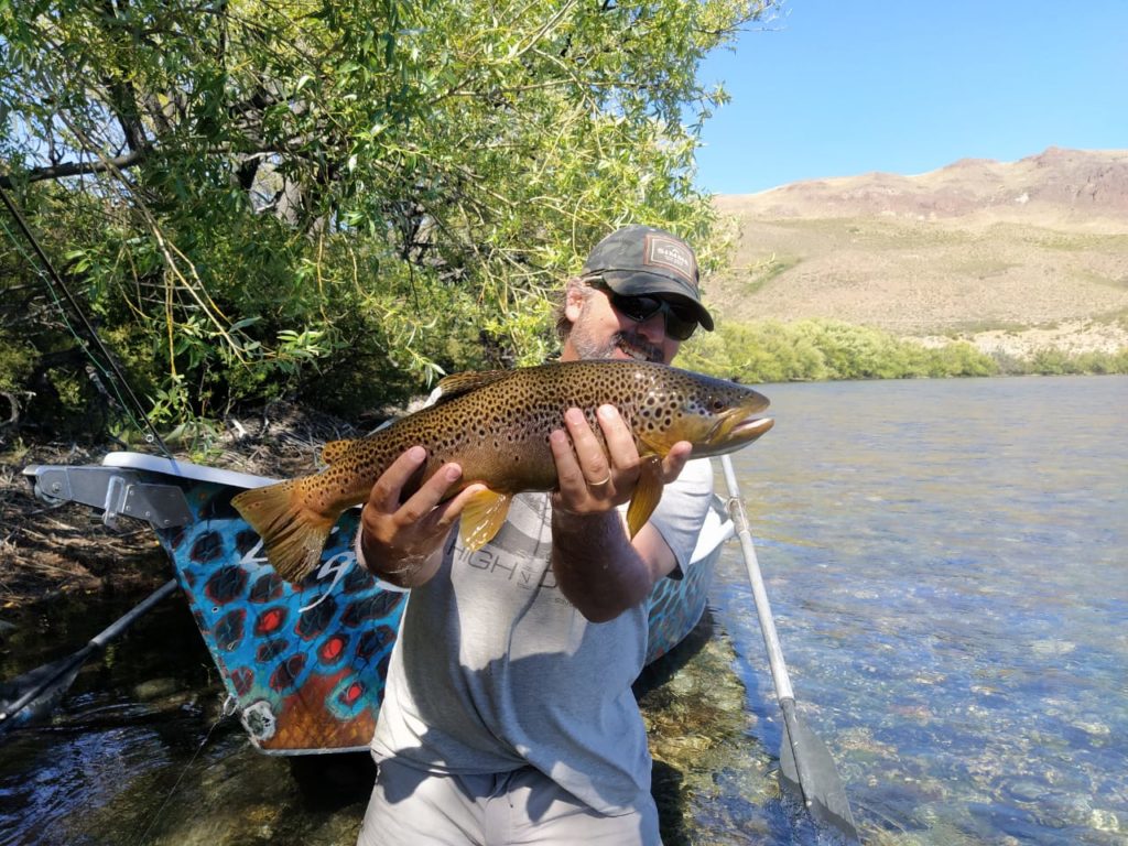 Pescador con trucha marrón