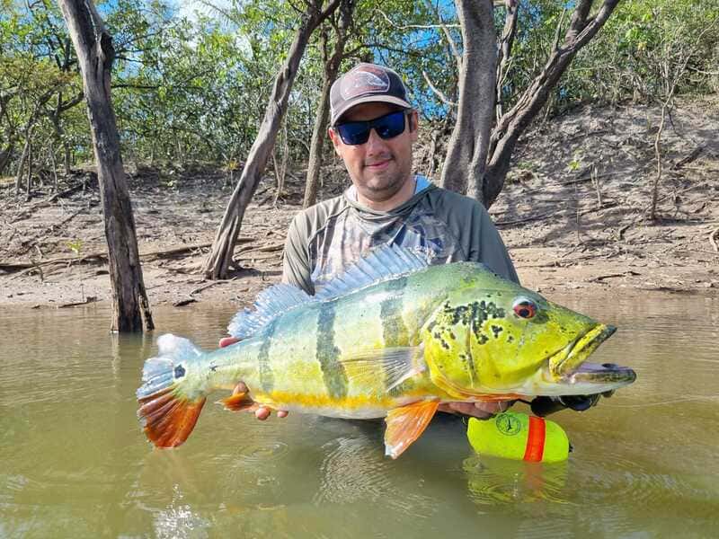 Pescador Feliz con captura de tucunare en Cano Gavilan Vichada Colombia