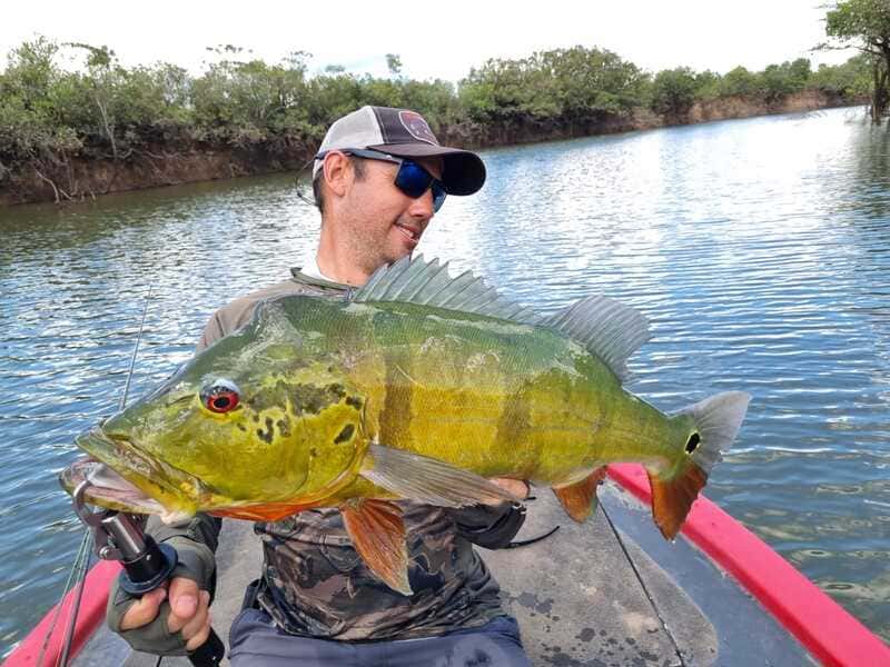 Pescador encantado con captura de tucunare en Cano Gavilan Vichada Colombia